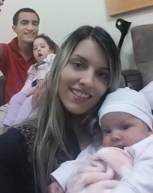 jovem casal - filha com deficiência- casadaptada